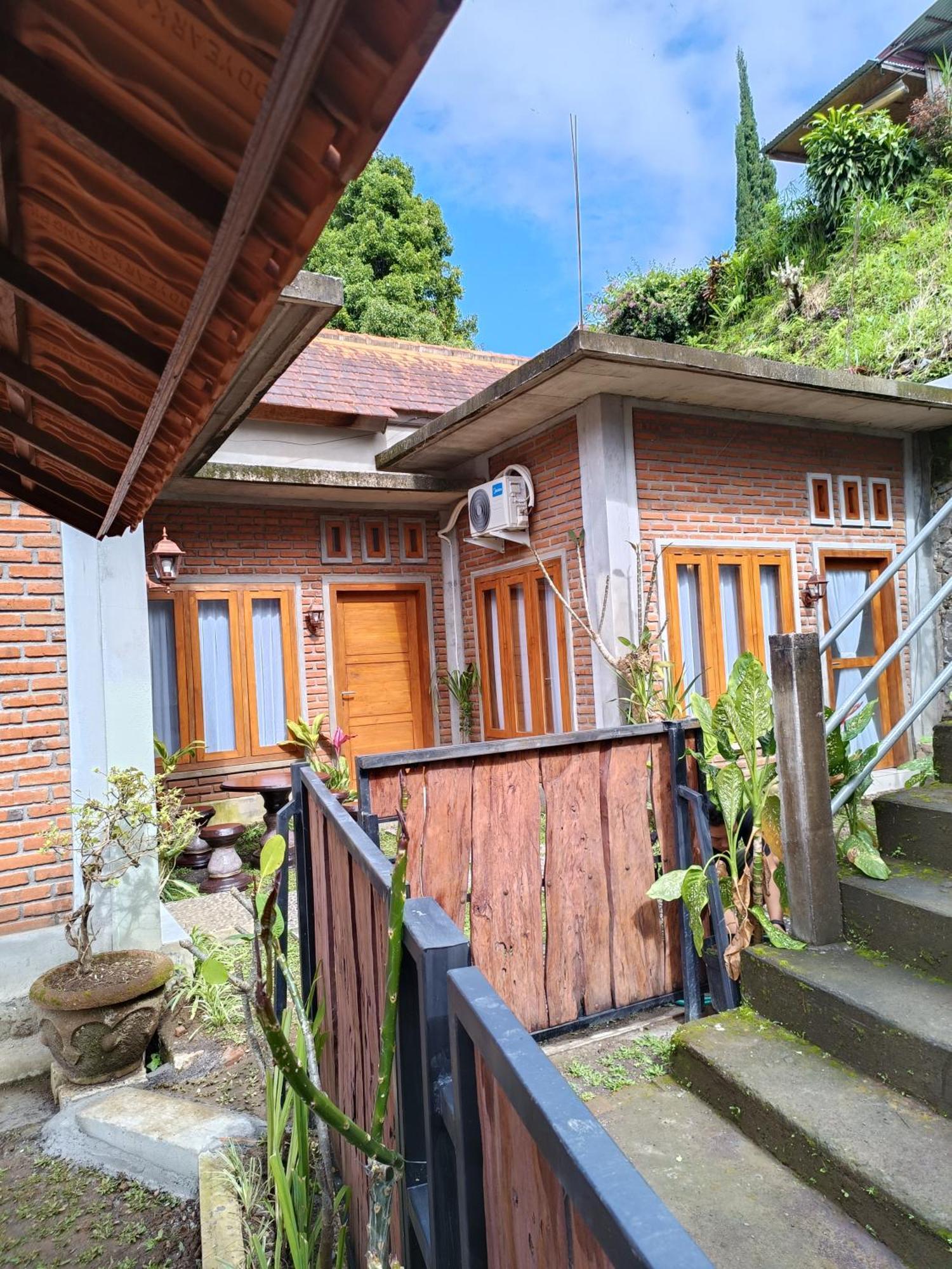 Made Oka Homestay And Warung Munduk エクステリア 写真