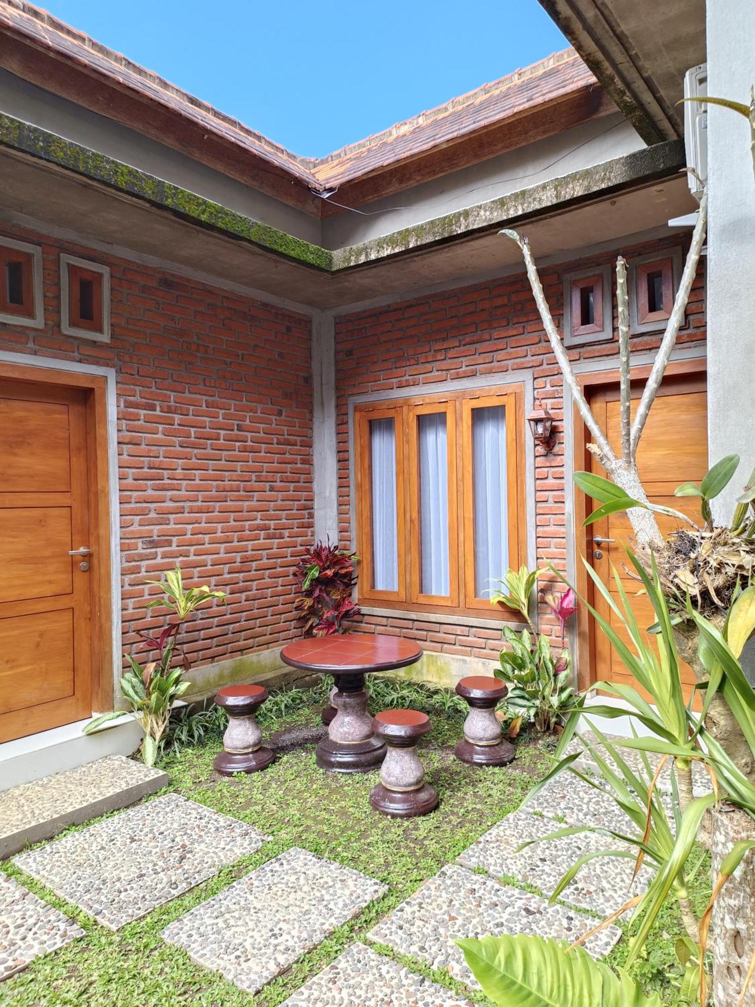 Made Oka Homestay And Warung Munduk エクステリア 写真